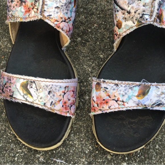 Rover's Floral Bird Print Leather Sandals - Picture 2 of 7